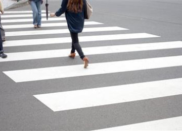 Dicas para parar com segurança para o pedestre na faixa