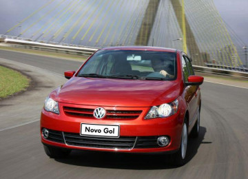 Farol baixo durante o dia em rodovias será obrigatório