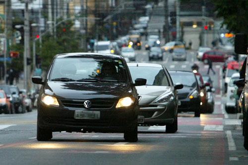 Senado aprova tornar obrigatório farol baixo ligado de dia em rodovias